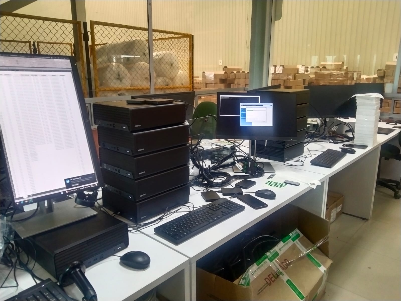 equipos de computo y hardware listos para implementación en infraestructura TI
