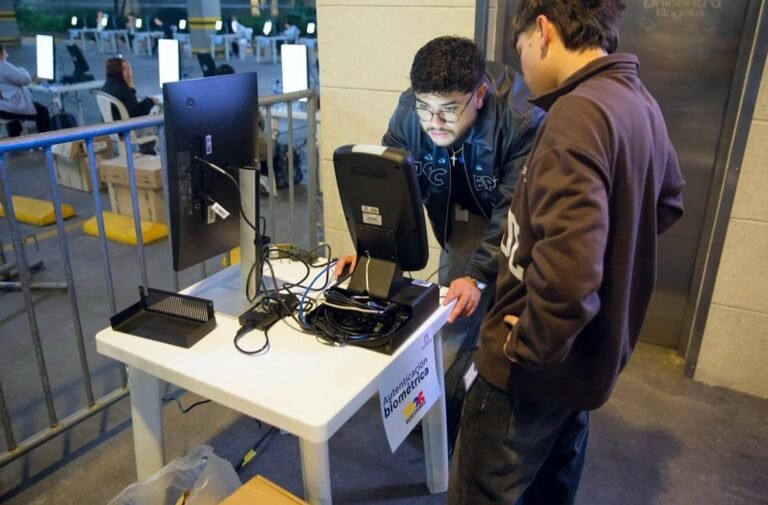 ingeniero de soporte técnico trabajando en configuración de equipos de computo